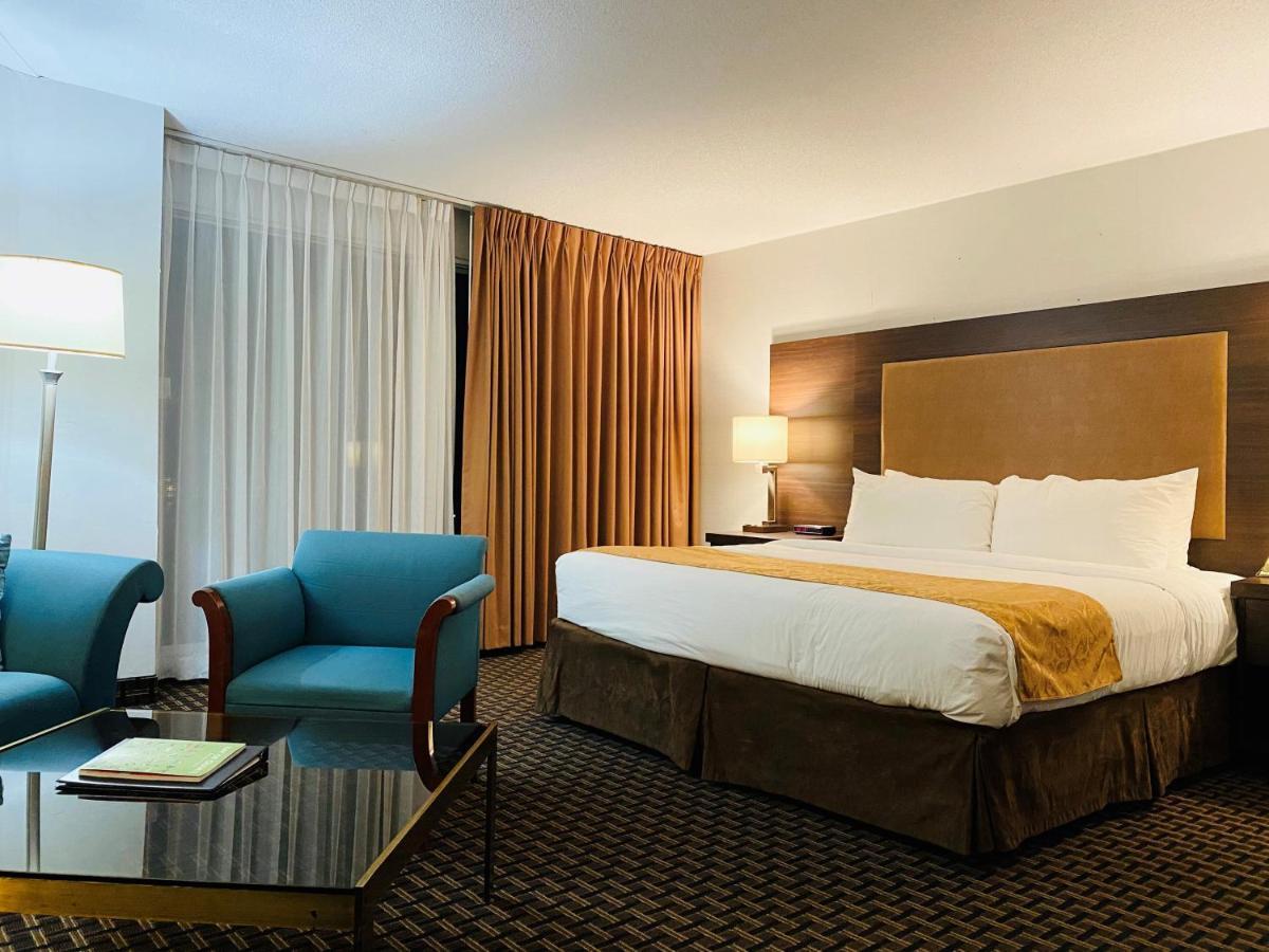 Ramada By Wyndham Belleville Harbourview Conference Center Exteriör bild