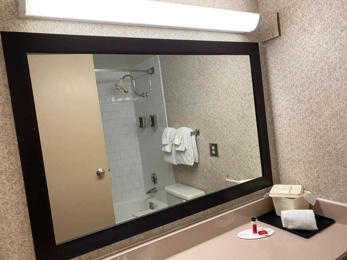 Ramada By Wyndham Belleville Harbourview Conference Center Exteriör bild