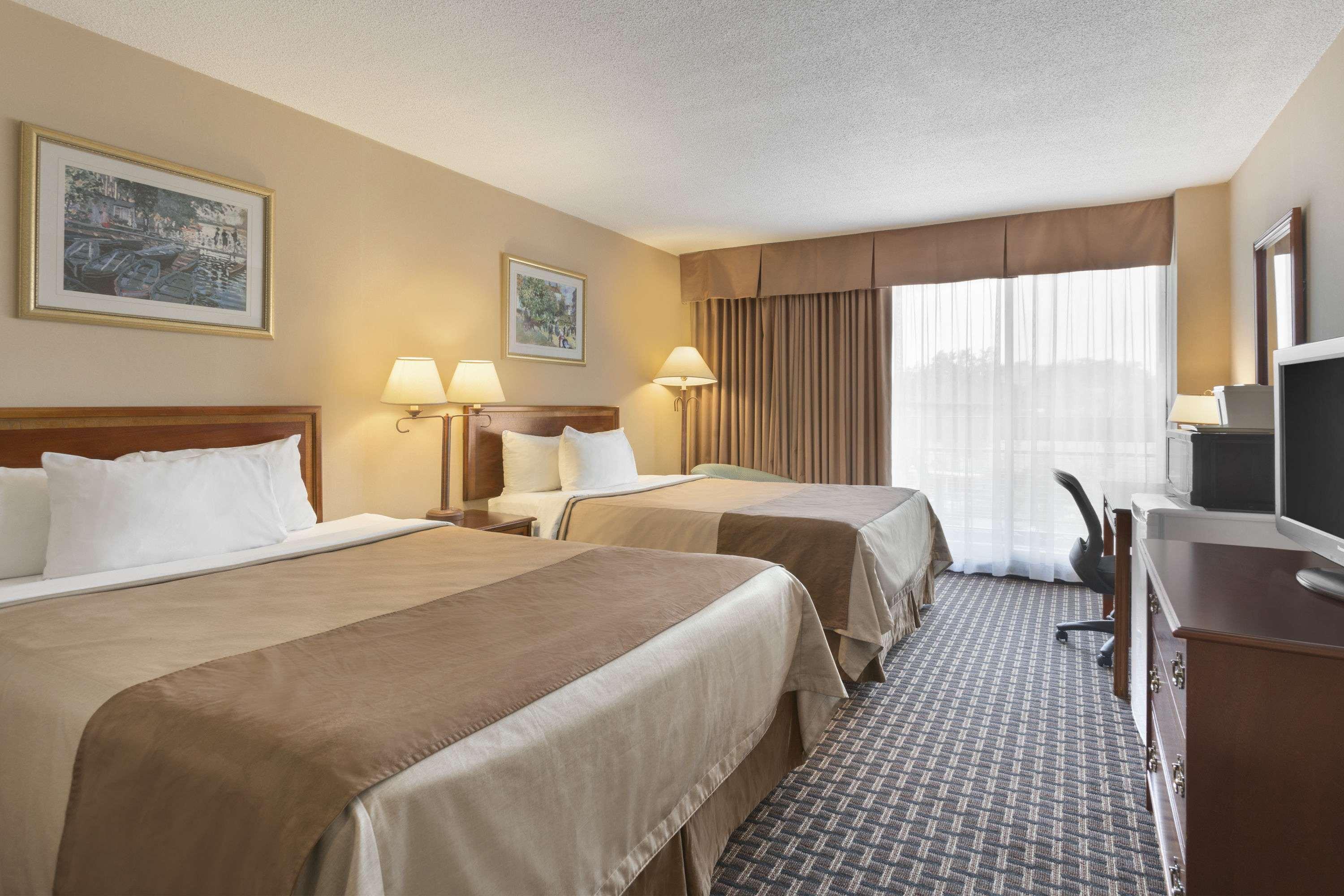 Ramada By Wyndham Belleville Harbourview Conference Center Exteriör bild