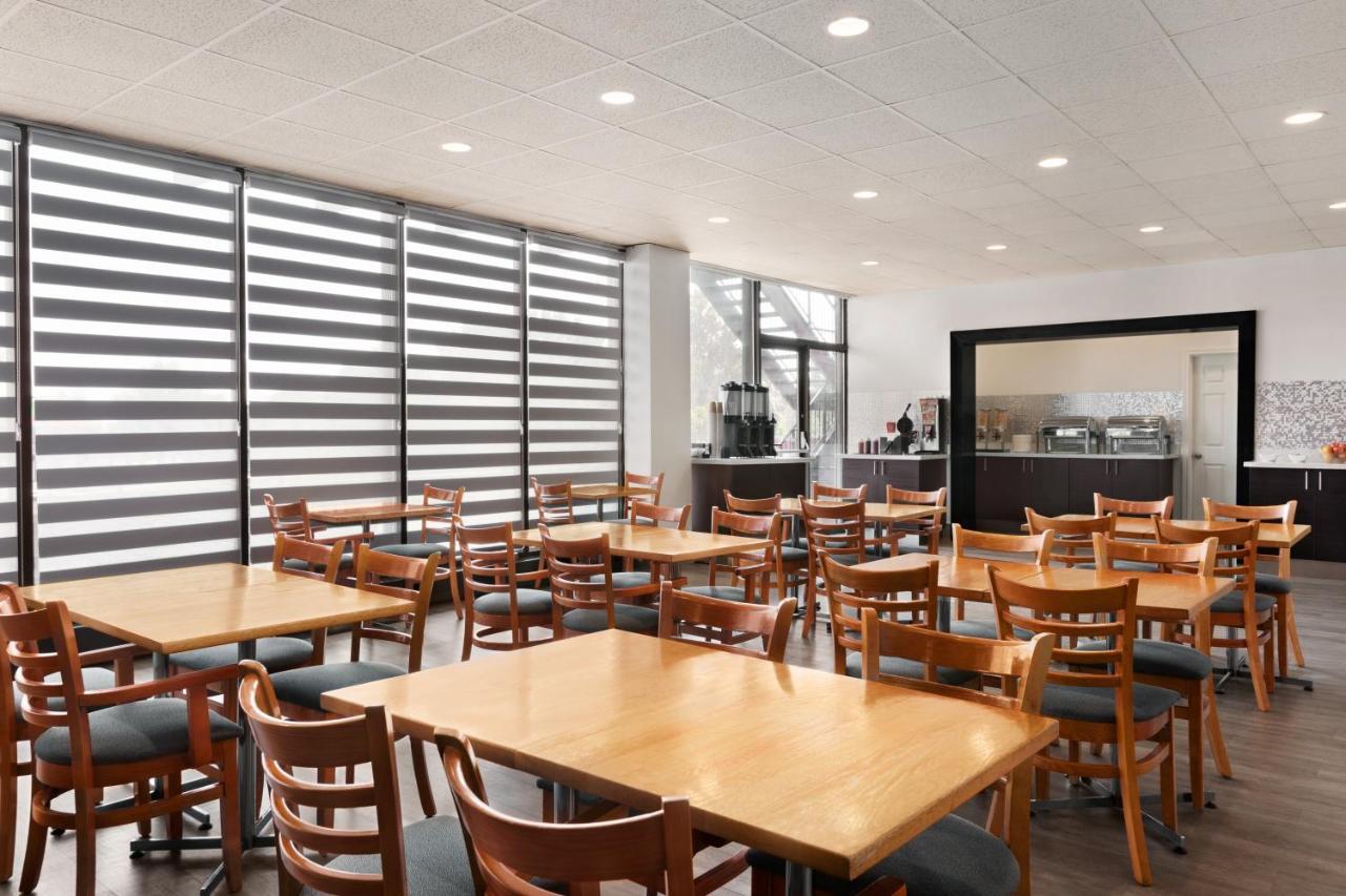 Ramada By Wyndham Belleville Harbourview Conference Center Exteriör bild